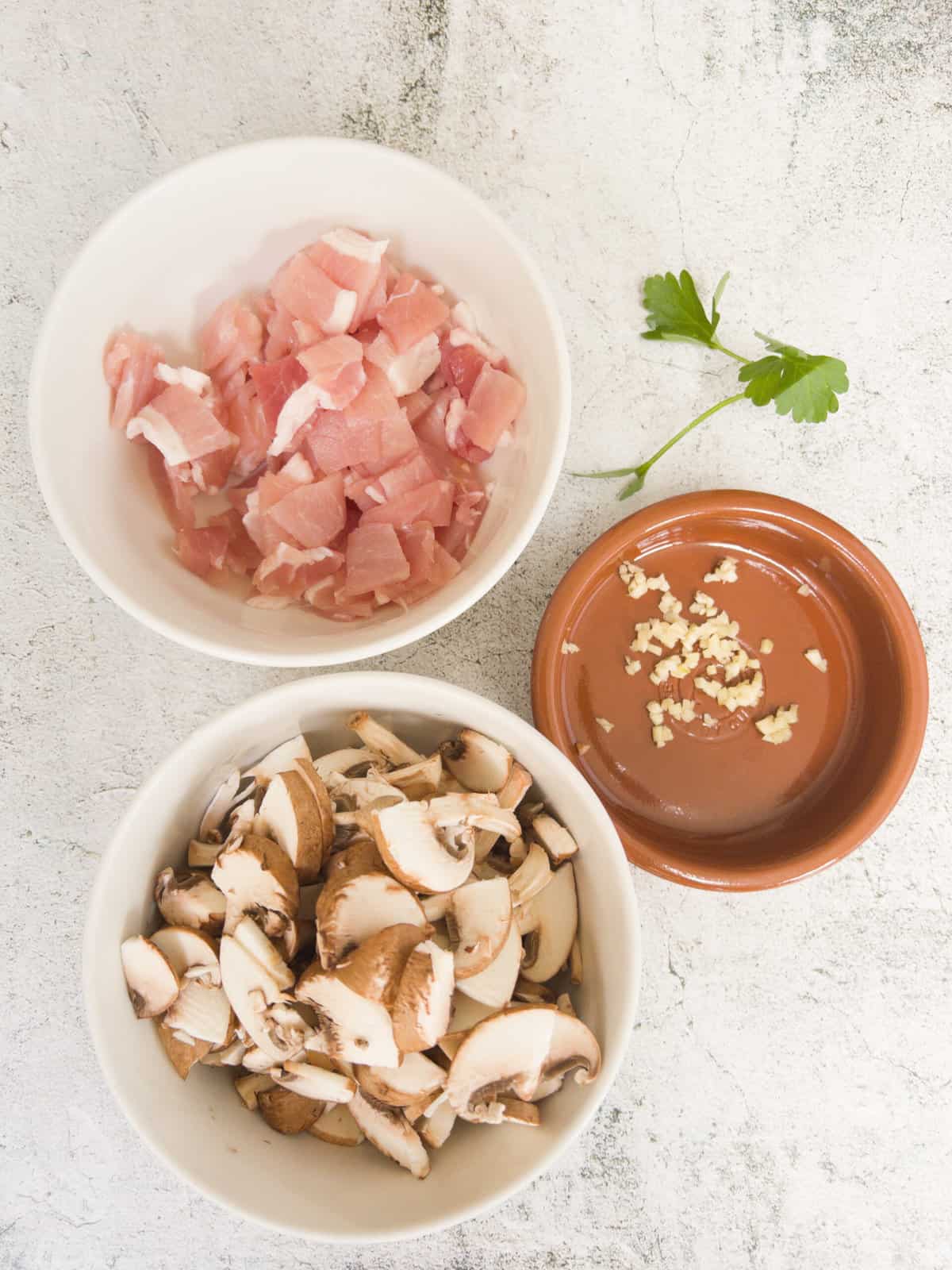 chopped bacon mushroom and garlic in bowls