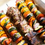 4 steak kebabs with peppers and courgettes.